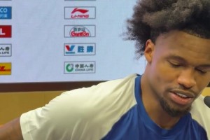 会整活！赛后上海球迷对着广厦大巴齐声高喊：感谢孙铭徽！